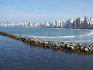 Orla da Praia Central de Balneário Camboriú com prédios à beira-mar.