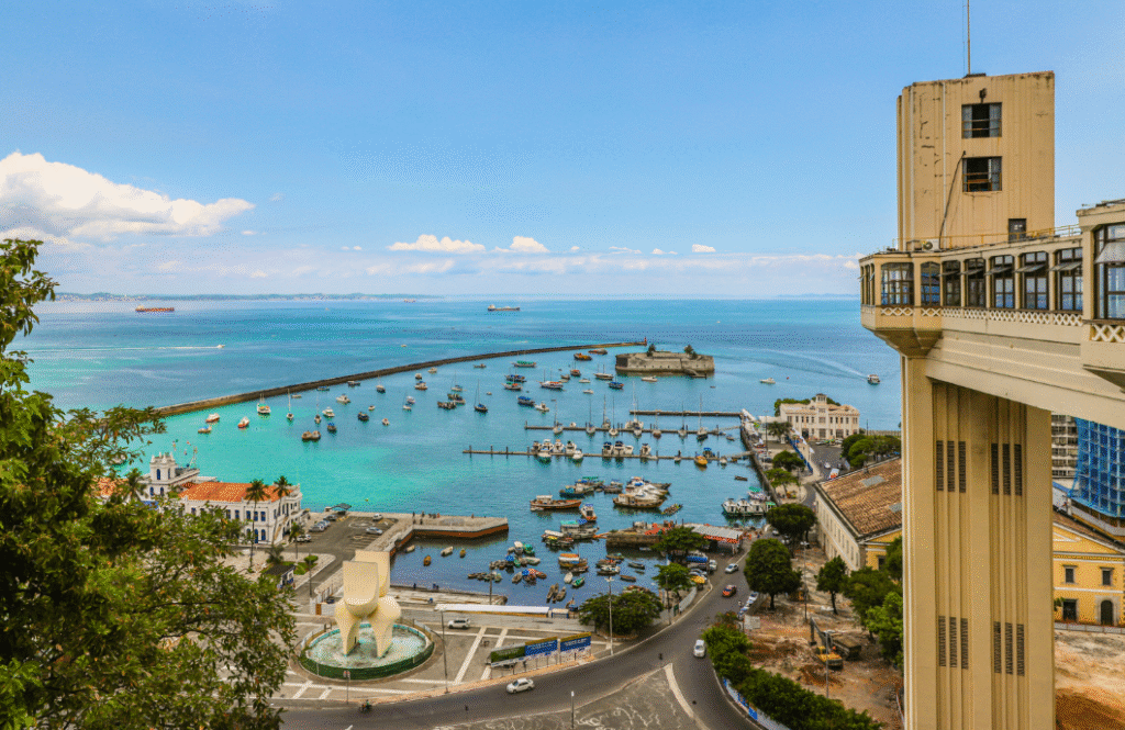 Vista do Elevador Lacerda em Salvador, Bahia — estrutura sobre o mar conectando a Cidade Baixa à Cidade Alta; fotografia de Paul R. Burley.
