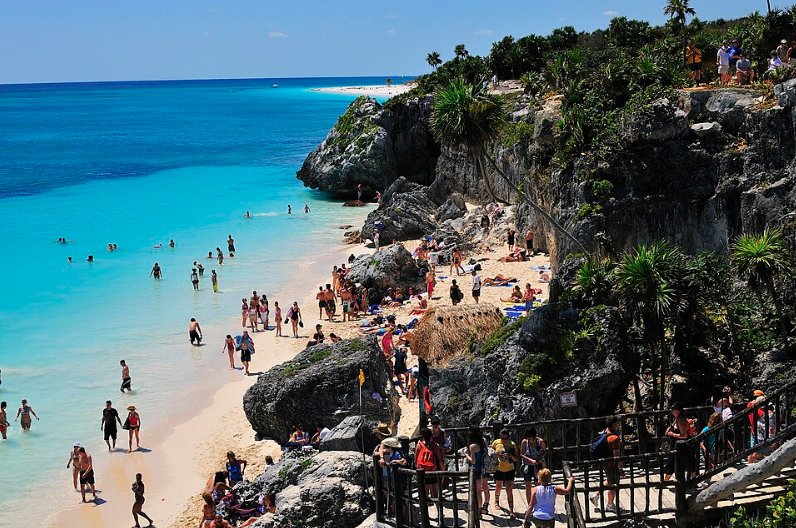 Praia em Tulum, Quintana Roo, México — águas calmas e rasas, areia clara; foto de Lridgard.