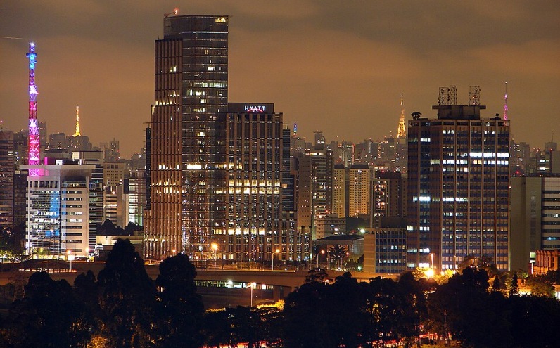 Skyline de São Paulo à noite, com prédios iluminados e horizonte urbano; foto de Diego_3336.