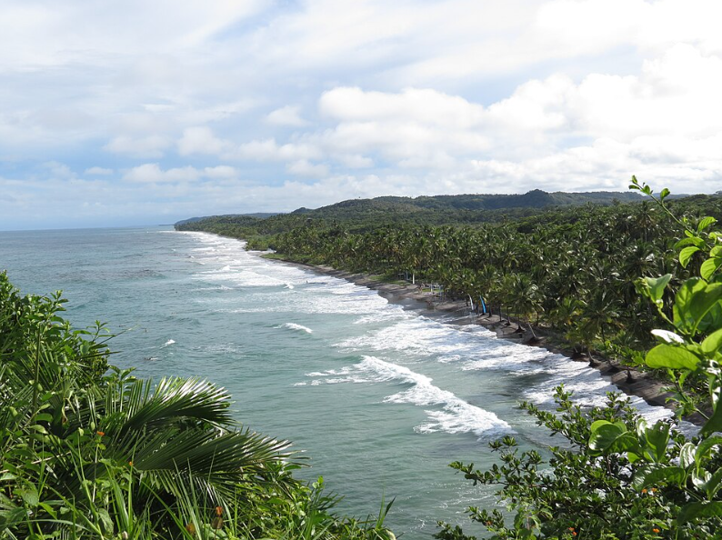 Vista panorâmica das praias de Itacaré, Bahia, mostrando várias faixas de areia, mar azul e vegetação costeira — foto de Betofamed.
